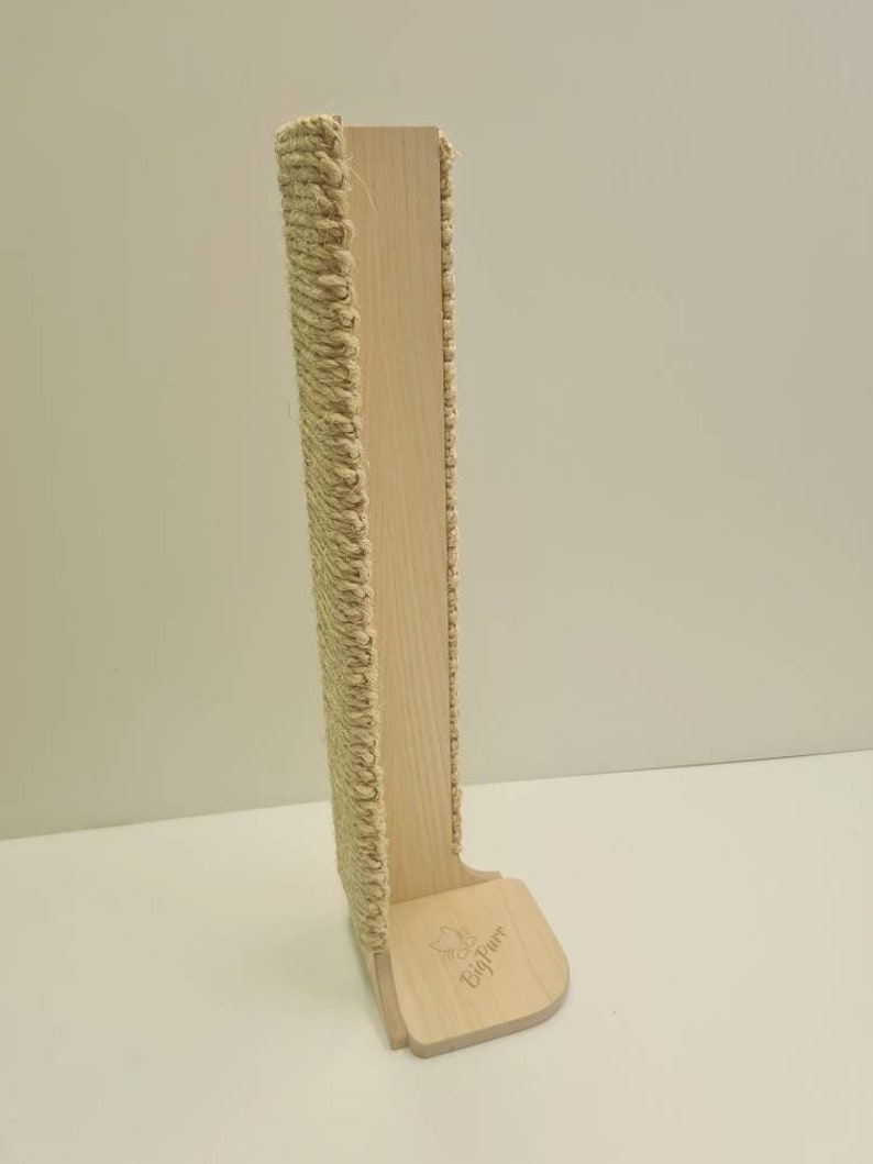 Pu&ograve; includere: Un alto tiragraffi per gatti in legno di colore naturale con corda di sisal avvolta attorno al davanti. Il palo ha una base larga con il testo "Big Paw" inciso su di essa.