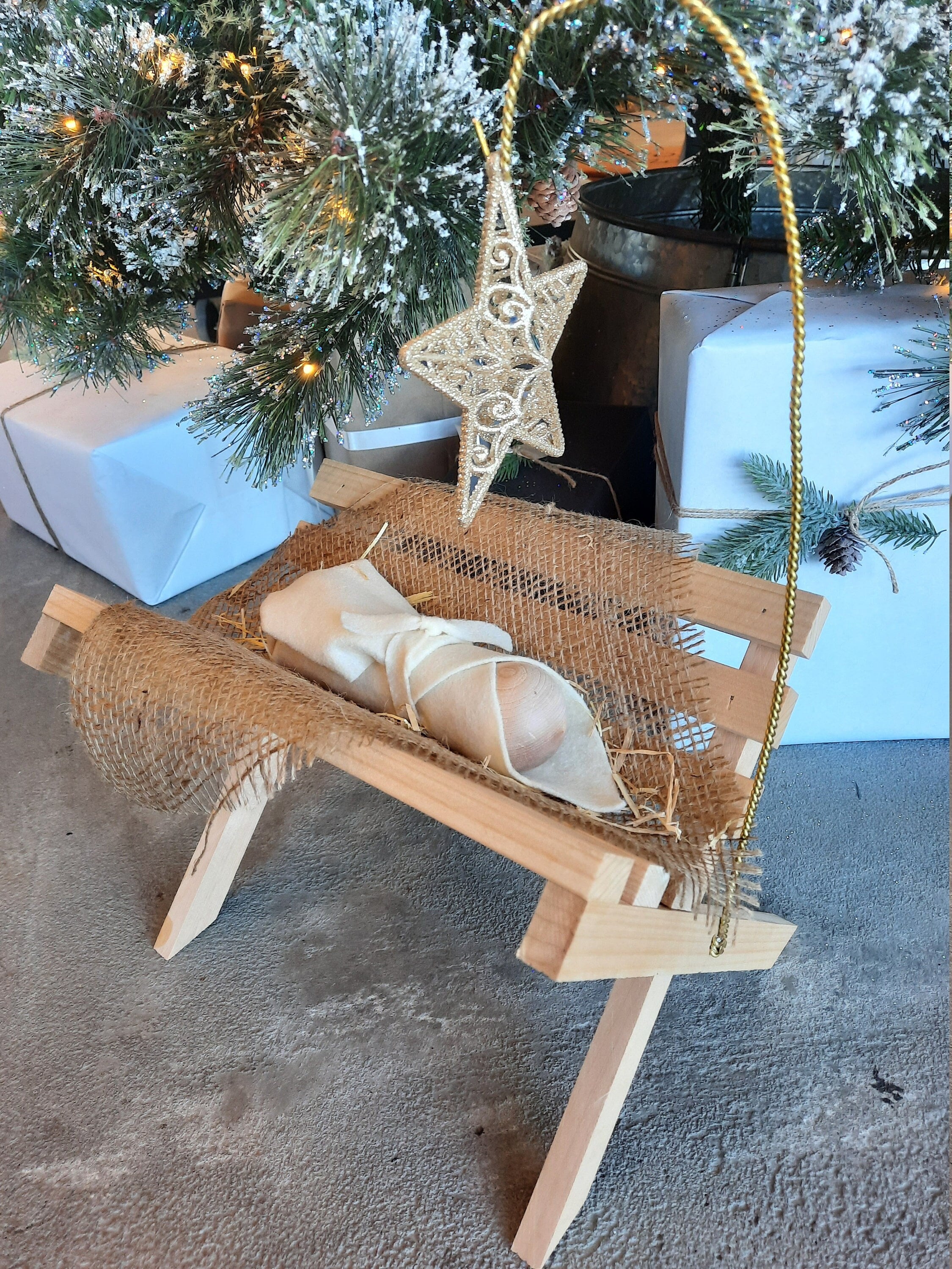 Simple Manger with Gold Star (without Baby Jesus)