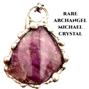 Puede incluir: Una taza de cerámica blanca con un asa negra y el texto "But First, Coffee" en negro, en negrita. La taza está sobre una superficie blanca.