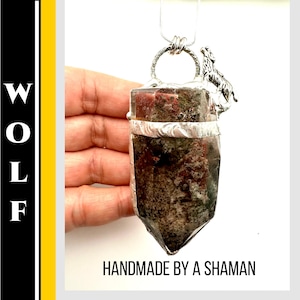 Collana con quarzo lodolite, ciondolo in clorite, collana con bacchetta sciamanica in quarzo, amuleto del lupo, quarzo clorite verde #1183