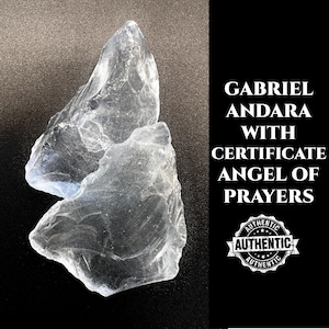 Puede incluir: Dos piezas de cristal Gabriel Andara transparente y translúcido con un certificado de autenticidad y el texto "Angel of Prayers" y "Authentic" en un círculo blanco y negro.