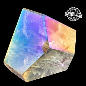 Puede incluir: Un cristal facetado con un acabado iridiscente de arcoíris. La superficie del cristal refleja un espectro de colores, incluyendo azul, morado, rosa y amarillo. La palabra "AUTHENTIC" está impresa en la esquina superior derecha.
