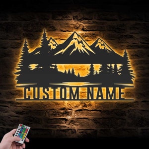 Arte de pared de metal personalizado con diseño de bosque y montaña, luz LED, árbol de colina personalizado, letrero con nombre de aventura grande, decoración del hogar, decoración de paisaje