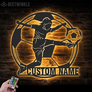 Arte de parede de metal de futebol para meninas personalizadas com luz LED Placa de amante de jogadora de futebol feminina personalizada Decoração para casa Decoração de berçário infantil Dia das Mães