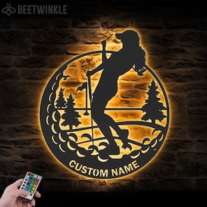 Arte de parede de metal personalizada para golfe feminino com luz LED Placa com nome de jogadora de golfe personalizada Decoração para casa 19º buraco Decoração de taco de golfe Aniversário Natal