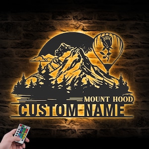 Campana de montaña con globo aerostático personalizado, arte de pared de metal con luz LED, campana de montaña personalizada, letrero con nombre de aventura, decoración de paisaje