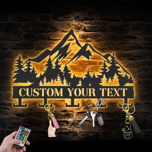 Portachiavi personalizzato a forma di foresta di montagna, in metallo, con luce a LED, grande portachiavi personalizzato con albero di collina, cartello con nome, decorazione per la casa
