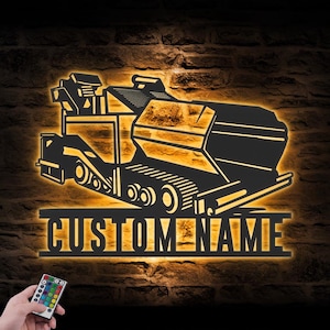 Benutzerdefinierte Asphalt Fertiger LKW Fahrer Metall Wand Kunst LED Licht Personalisierte Fertiger Maschine Namen Schild Wohnkultur Schwere Ausrüstung Dekoration Geschenk