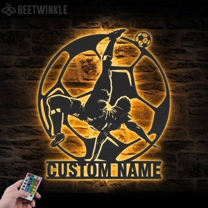 Arte de parede de metal de futebol personalizada com luz LED Placa de amante de jogador de futebol personalizada Decoração para casa Decoração de berçário para crianças Meninos Meninas Aniversário Natal