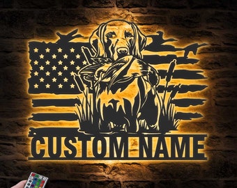 Bandera estadounidense de caza de perros personalizada, arte de pared de metal, luz LED, letrero con nombre de cazador personalizado, decoración del hogar, cabaña de caza de patos, decoración de inauguración de la casa, Navidad