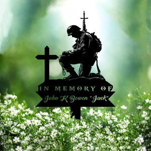 Custom Soldier Kneeling Metal Memorial Stake Personalized Veteran Army Grave Marker Name Sign Military Remembrance Stake Decor Sympathy