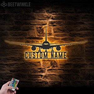 Benutzerdefinierte Flugzeug Metall Wand Kunst LED-Licht personalisierte Pilot Name Zeichen Wohnkultur Flugzeug Hangar Dekoration Airforce Housewarming Weihnachtsgeschenke