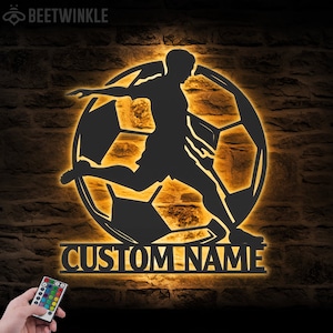 Arte de parede de metal de futebol personalizada com luz LED Placa de amante de jogador de futebol personalizada Decoração para casa Decoração de berçário para crianças Meninos Meninas Aniversário Natal