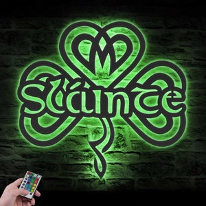 Sláinte Slainte Celtic Knot Shamrock Metal Wall Art LED Light Celtic Clover Sign Decoración del hogar Decoración irlandesa de la suerte Cumpleaños Día de San Patricio