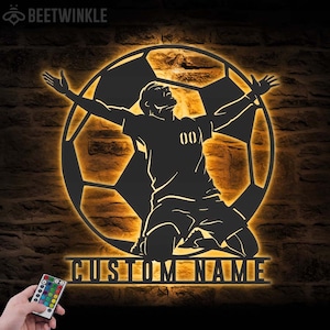 Arte de parede de metal de futebol personalizada com luz LED Placa de amante de jogador de futebol personalizada Decoração para casa Decoração de berçário para crianças Meninos Meninas Aniversário Natal