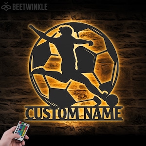 Arte de parede de metal de futebol feminino personalizado com luz LED Placa de amante de jogador de futebol feminino personalizada Decoração para casa Decoração de berçário infantil Menino Menina Natal
