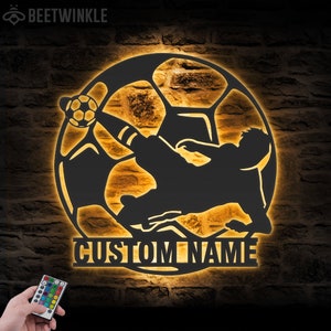 Arte de parede de metal de futebol personalizada com luz LED Placa de nome de jogador de futebol personalizada Decoração para casa Decoração de berçário para meninos e meninas Natal Aniversário