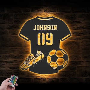 Arte de parede de metal de futebol personalizada com luz LED Placa de nome de jogador de futebol personalizada Decoração para casa Decoração de berçário infantil Presente de Natal, aniversário e natal