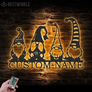 Gnomo personalizzato in metallo da parete con luce a LED, cartello con nome personalizzato per gli amanti degli gnomi, decorazione per la casa, gnomo da giardinaggio, decorazione per vivaio, giardiniere, Natale