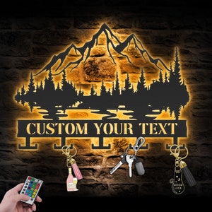 Llavero de metal con diseño de bosque de montaña personalizado, luz LED para pared, con nombre grande, para colgar llaves, decoración del hogar, regalo