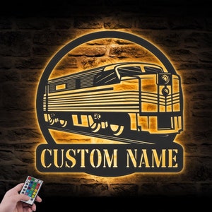 Arte de pared de metal con locomotora de vapor y luz LED, letrero personalizado con el nombre del conductor del tren de carga, decoración del hogar, letrero de ferrocarril