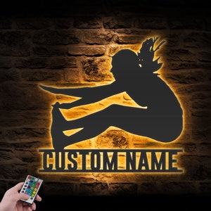 Letrero de metal personalizado para pared con luz LED para salto de longitud femenino, con nombre personalizado para mujer saltadora, decoración para el hogar, decoración atlética, deporte de salto, Navidad