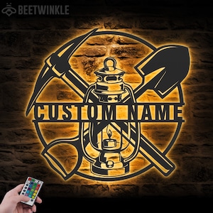 Benutzerdefinierte Kohle Mine Metall Wand Kunst LED-Licht Personalisierte Bergmann Namen Zeichen Wohnkultur Mine Mann Höhle Dekoration Geburtstag Weihnachten Housewarming Geschenk