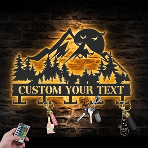 Llavero personalizado de montaña, bosque, atardecer, arte de pared de metal, luz LED, árbol de colina personalizado, llavero con nombre grande, letrero para decoración del hogar, colgador de llaves, regalo