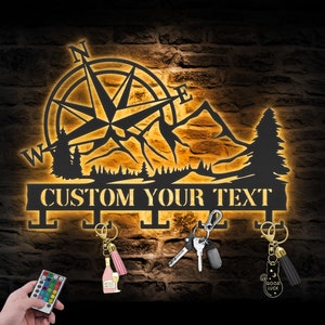 Llavero de metal con brújula náutica personalizada, diseño de bosque de montaña, luz LED, coordenadas personalizadas, letrero con nombre, decoración, colgador de llaves