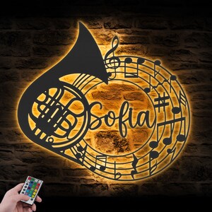 Benutzerdefinierte Horn Musikinstrument Metall Wand Kunst LED Licht Personalisierte Spieler Name Zeichen Wohnkultur Musik Raumdekoration Geburtstagsgeschenk