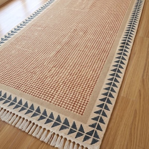 Alfombra Dhurrie de algodón estampada a mano, borde tribal geométrico terracota, camino boho de tejido plano