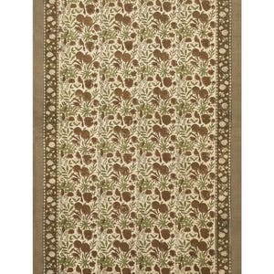Pode incluir: Um tapete retangular com fundo creme e um padrão repetitivo de motivos florais castanhos, folhagem verde e pequenos pássaros. O tapete tem uma borda larga castanha com um design floral e franjas brancas nas extremidades superior e inferior.