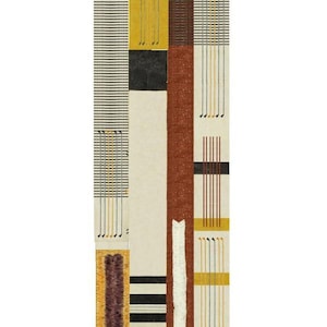 Könnte beinhalten: Ein rechteckiger Teppich mit geometrischem Design. Der Teppich weist eine Kombination aus Farben wie Schwarz, Weiß, Gelb, Braun und Beige auf. Er hat ein Streifenmuster auf der linken Seite und vertikale Linien.