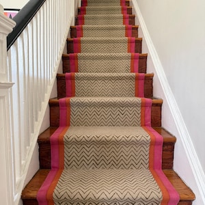 Handvävd bomullstrapplöpare: Rosa fiskbensmönstermatta