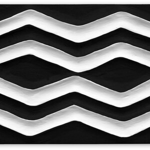 Può includere: Arte da parete astratto in bianco e nero con un motivo geometrico di linee ondulate sovrapposte.