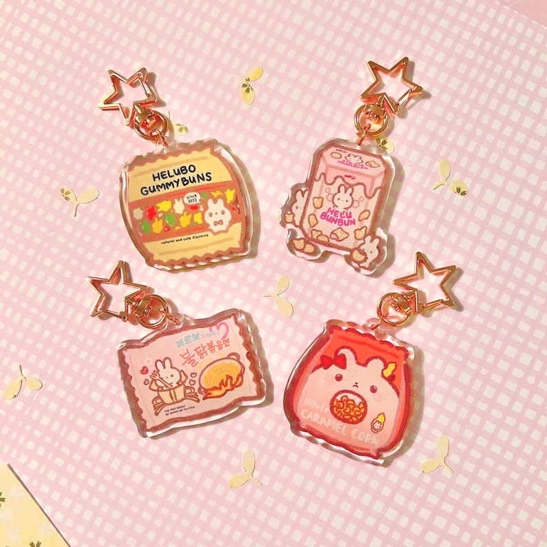 Pu&ograve; includere: Tre portachiavi con personaggi dei cartoni animati rosa e bianchi con ciondoli a forma di stella dorata. I portachiavi rappresentano diversi snack: panini gommosi, panini gommosi alla gelatina e mais caramellato bianco.