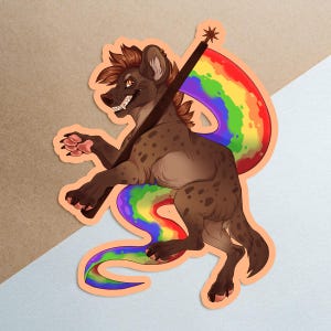 Peut inclure: Autocollant représentant une hyène de dessin animé avec une fourrure brune et des taches sombres, tenant une baguette avec un drapeau arc-en-ciel. La hyène a un sourire espiègle et est entourée d'un contour orange.