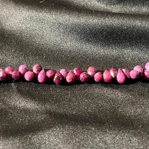 Cuentas facetadas de rubí zoisita rosa oscuro en forma de lágrima, 4 x 6 mm - 6 x 8 mm, briolette natural, tira de 4"