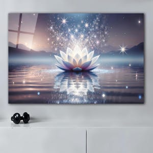 Pode incluir: Uma flor de lótus branca com detalhes rosados flutua em um corpo de água tranquilo. A flor é cercada por um brilho mágico de luz e faíscas. O fundo é uma paisagem suave e de sonho com um céu nebuloso.