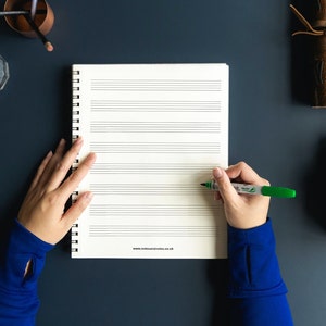 Musikkompositions-Notizbuch mit Manuskriptpapier und liniertem Papier – 8 Notenzeilen aus Notenpapier A4 (8,3 x 11,7 Zoll)