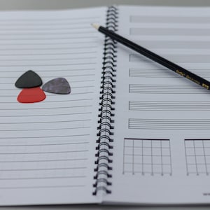 Gitarren Tabulatur Notizbuch mit Registerpapier und linierten Blättern mit Akkordboxen - Ideal zum Gitarre spielen lernen! A4 (8,3 x 11,7 Zoll)