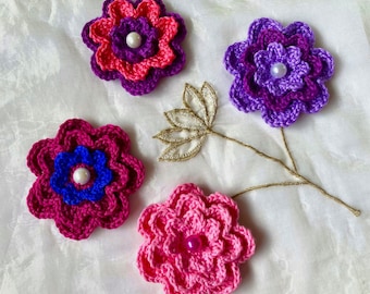 Patrón de flor de crochet para apliques, broches y accesorios para el cabello. Tutorial fotográfico paso a paso (descarga en PDF).