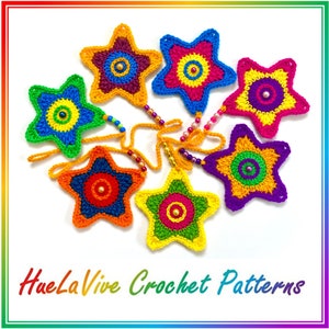 Puede incluir: Un conjunto de seis estrellas de ganchillo de colores con cuerdas de cuentas. Cada estrella presenta un centro multicolor con una perla en el medio. Las estrellas están dispuestas en círculo sobre un fondo blanco. HueLaVive Crochet Patterns.