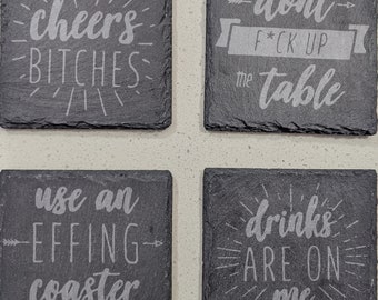 Cuatro (4) posavasos de pizarra con frases divertidas y agresivas: regalo para inauguración de la casa o boda.