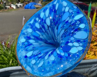 Outdoor water fountain spitter glass yard art glass flower