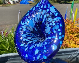 Outdoor water fountain spitter glass yard art glass flower
