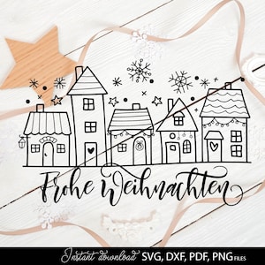 Rote Weihnachtskarte mit weißem Aufdruck „Frohe Weihnachten“ und einer winterlichen Häuserreihe, dekoriert mit Sternen und Schneeflocken. Die festliche Grußkarte ist von Geschenkpapier, Holzbäumen und Schleifen umgeben und vermittelt eine warme Weihnachtsstimmung. Ideal für Weihnachtsgrüße, kreative Druckprojekte, DIY Karten oder als Vorlage für Plotterdateien und Dekoration im Advent und an den Feiertagen.