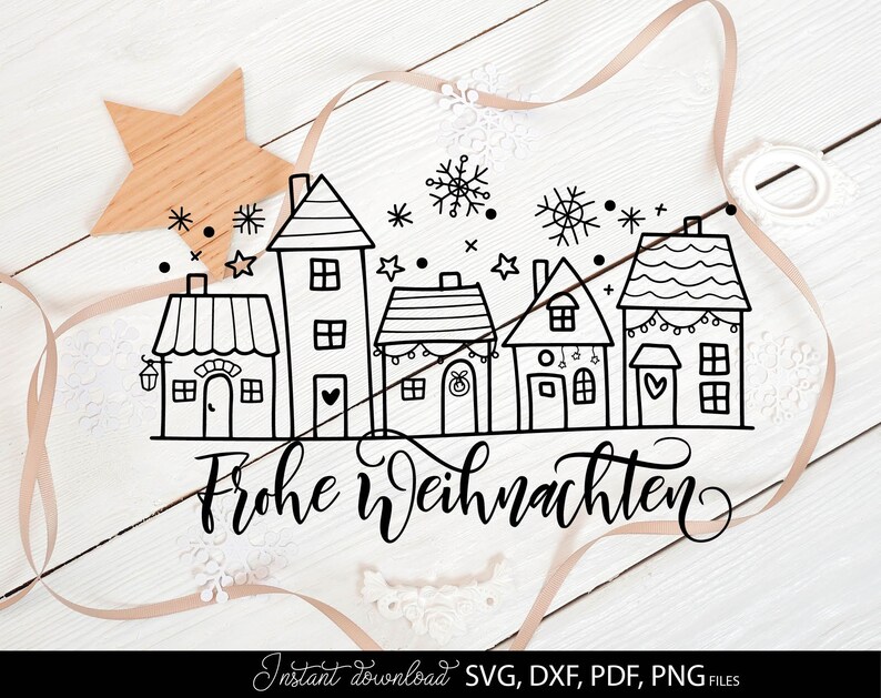 Rote Weihnachtskarte mit weißem Aufdruck „Frohe Weihnachten“ und einer winterlichen Häuserreihe, dekoriert mit Sternen und Schneeflocken. Die festliche Grußkarte ist von Geschenkpapier, Holzbäumen und Schleifen umgeben und vermittelt eine warme Weihnachtsstimmung. Ideal für Weihnachtsgrüße, kreative Druckprojekte, DIY Karten oder als Vorlage für Plotterdateien und Dekoration im Advent und an den Feiertagen.