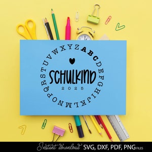 Modernes Schulkind SVG Bundle mit minimalistischen Typografie Designs für Einschulung und Schulstart. Die Motive zeigen den Schriftzug Schulkind mit Jahreszahlen 2024 bis 2027 in Kombination mit kreisförmig angeordnetem Alphabet sowie Stern und Herz Symbolen. Die klaren schwarz weißen Designs wirken modern und kindgerecht zugleich. Ideal für Einschulung Shirts Schultüten Schulstart Deko Kindergeschenke Tassen Taschen Poster und kreative DIY Projekte für Jungen und Mädchen zum ersten Schultag.