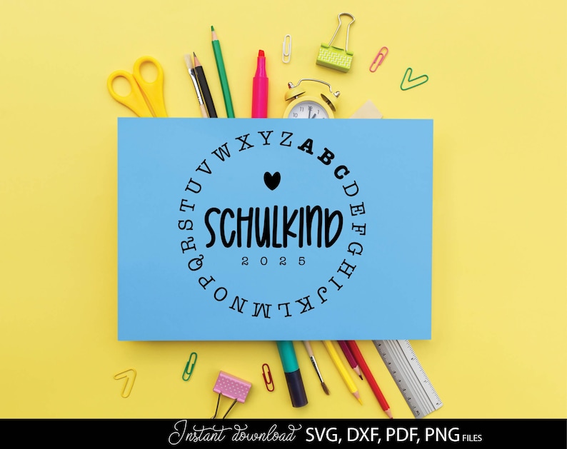 Modernes Schulkind SVG Bundle mit minimalistischen Typografie Designs für Einschulung und Schulstart. Die Motive zeigen den Schriftzug Schulkind mit Jahreszahlen 2024 bis 2027 in Kombination mit kreisförmig angeordnetem Alphabet sowie Stern und Herz Symbolen. Die klaren schwarz weißen Designs wirken modern und kindgerecht zugleich. Ideal für Einschulung Shirts Schultüten Schulstart Deko Kindergeschenke Tassen Taschen Poster und kreative DIY Projekte für Jungen und Mädchen zum ersten Schultag.